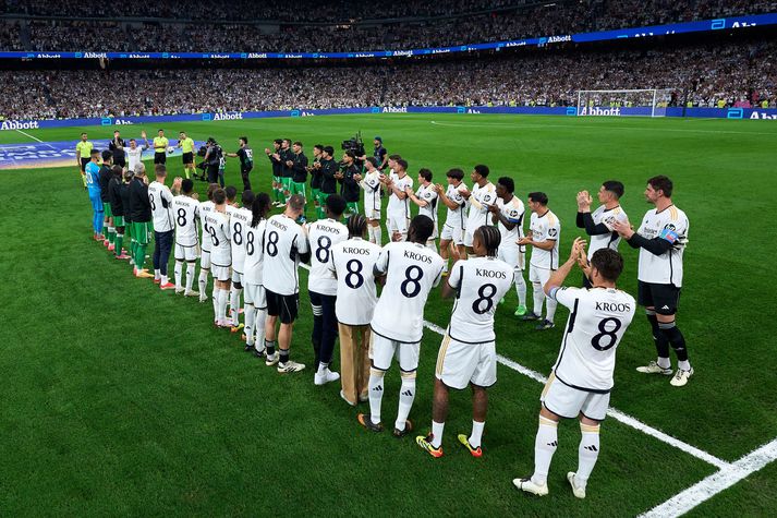 Leikmenn Real Madrid klæddust treyju Toni Kroos. Leikmenn Real Betis vottuðu virðingu sínu sömuleiðis. 