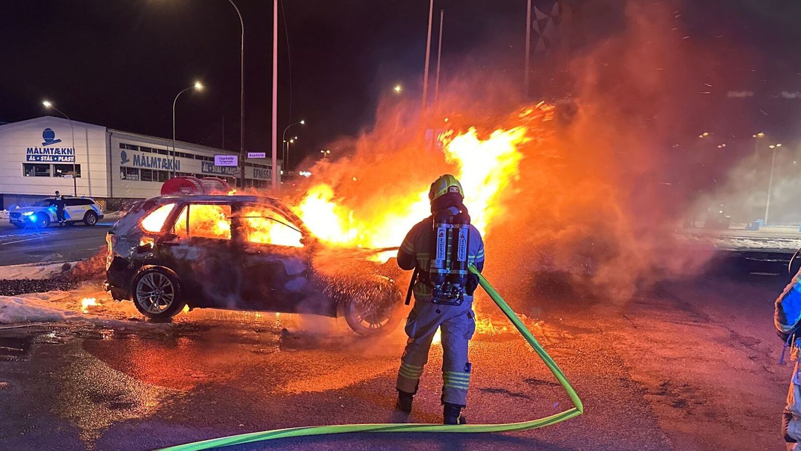 Eldur kviknaði í bíl