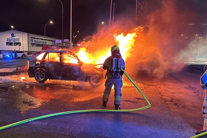 Bíllinn var alelda.