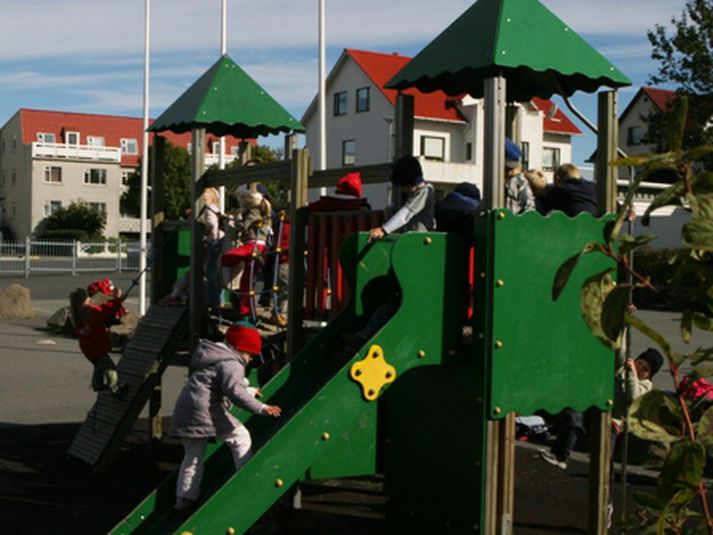 Stökkbreyttar skuldir geta komið í veg fyrir að fólk geti ættleitt barn. Ólögleg gengistryggð lán koma þar við sögu. Íslensk ættleiðing gagnrýnir hvernig staðið er að leyfisveitingu og vill skýrari reglur um fjárhag.