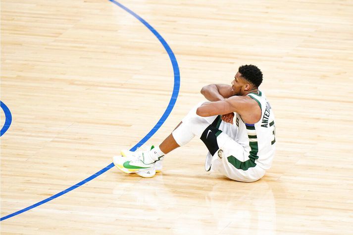 Giannis Antetokounmpo settist niður og krosslagði hendur eftir að hafa farið langt með að tryggja Milwaukee Bucks sigur í nótt.