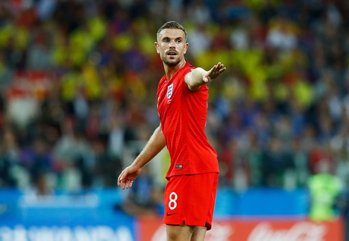 Henderson gefur skipanir í leik Englands.