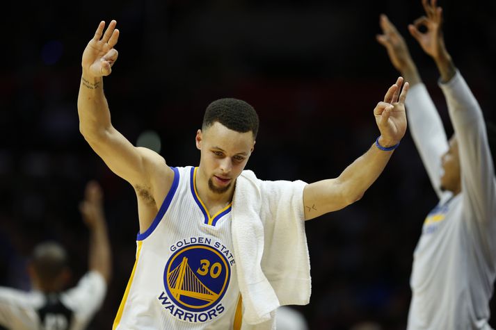 Curry og félagar gátu leyft sér að fagna í nótt.