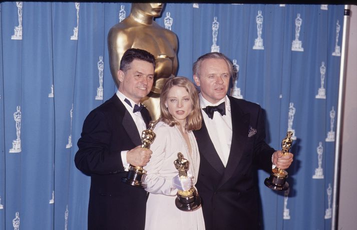 Jonathan Demme ásamt Jodie Foster og Anthony Hopkins á Óskarsverðlaunahátíðinni árið 1992.