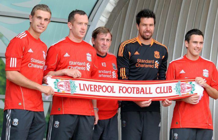 Henderson lengst til vinstri ásamt Charlie Adam, Dalglish, Doni og Downing.