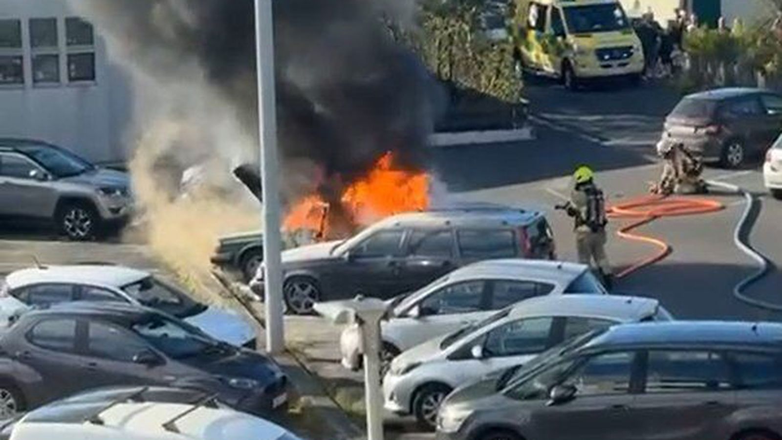 Gamall Volvo stóð í ljósum logum í Breið­holtinu