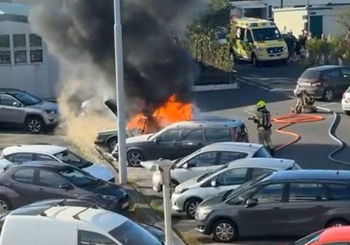 Engan sakaði en eldurinn virðist hafa kviknað í klassískum Volvo 244.