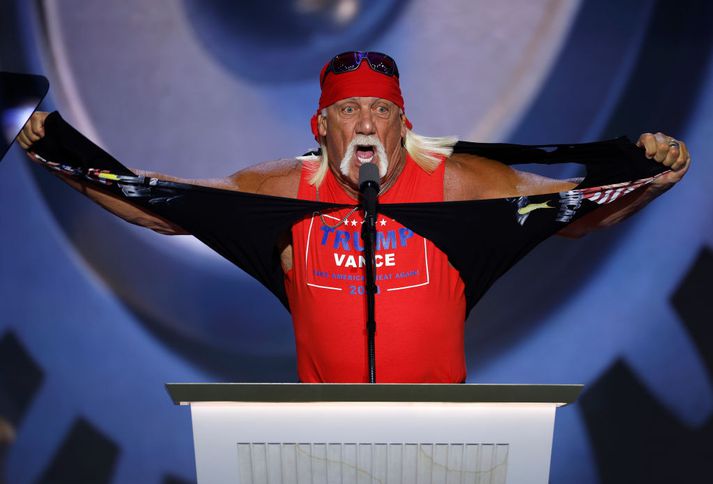Hulk Hogan flutti ræðu á landsfundi Repúblikanaflokksins 18. júlí 2024 og reif þar af sér skyrtuna eins og hann hafði oft gert í glímuhringnum.