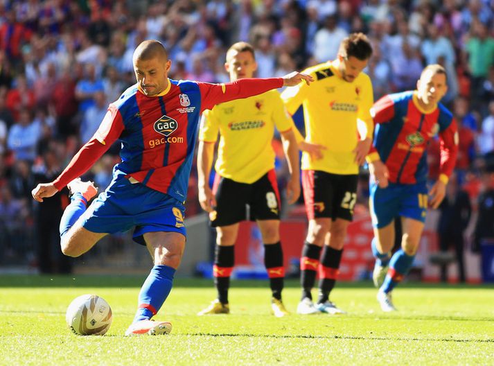 Kevin Phillips skorar sigurmark Crystal Palace úr vítaspyrnu.