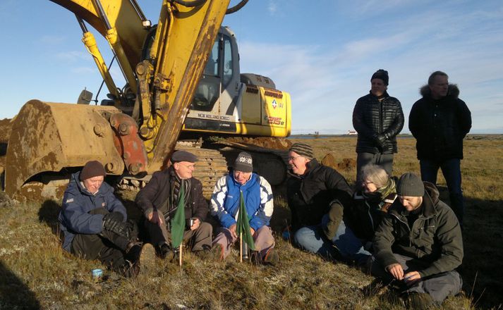 Hraunavinir tóku sér stöðu við vinnuvélarnar í október síðastliðnum.