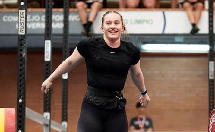 Bergrós Björnsdóttir brosir hér eftir að hafa tryggt sér sigur í lytingagreininni.