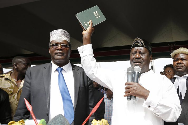 Miguna Miguna og Raila Odinga á „innsetningarathöfninni“.