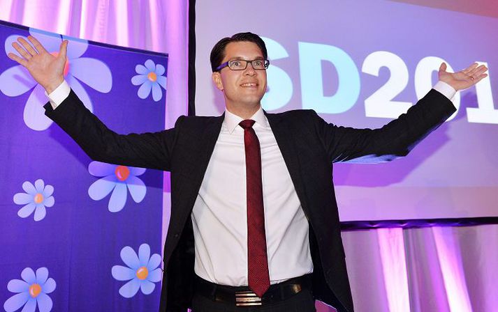 Jimmie Åkesson, leiðtogi Svíþjóðardemókrata fagnar kosningasigrinum á sunnudagskvöld.