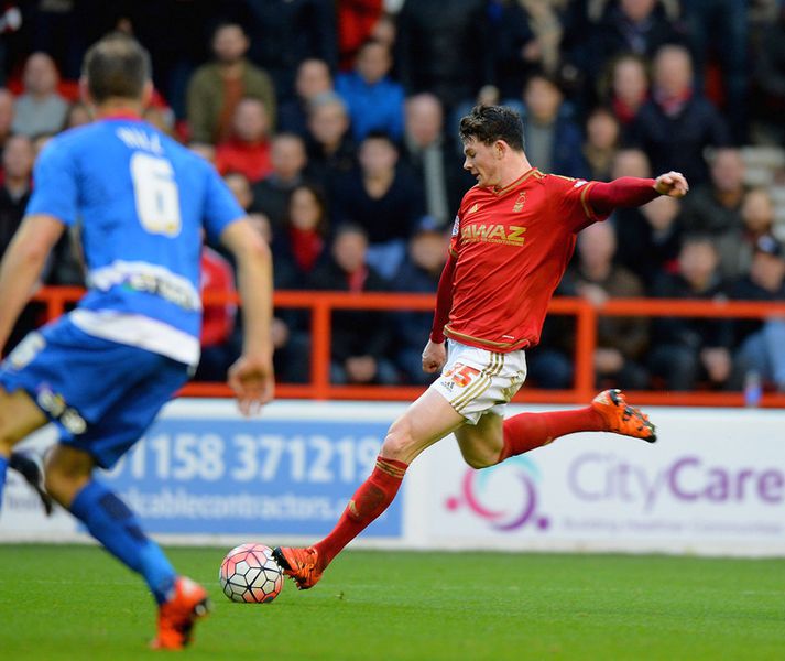 Oliver Burke er stór og stæðilegur. Hér er hann í leik með Nottingham Forest.