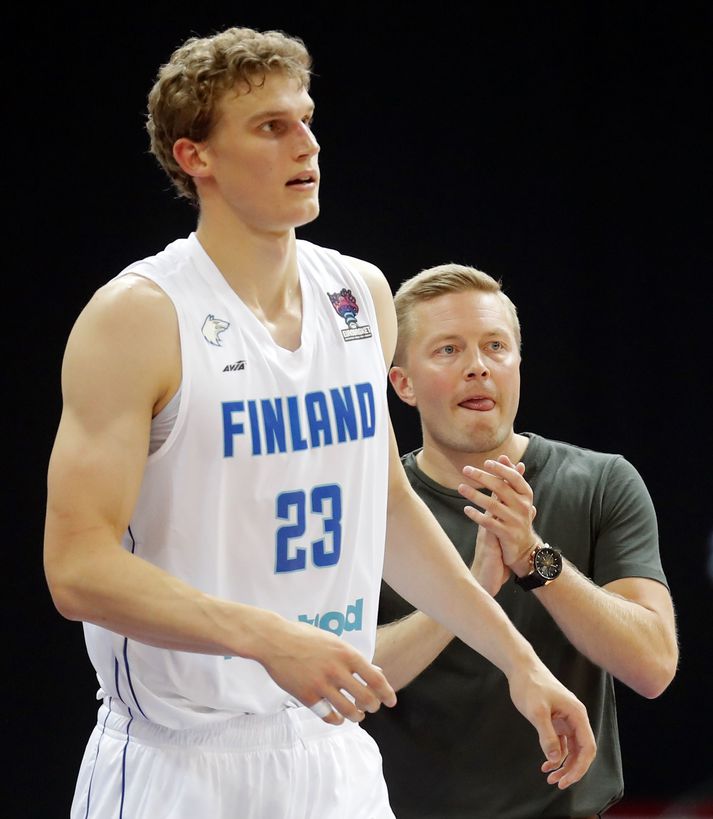 Lauri Markkanen með þjálfara Finnlands, Lassi Tuovi, í bakgrunni. 