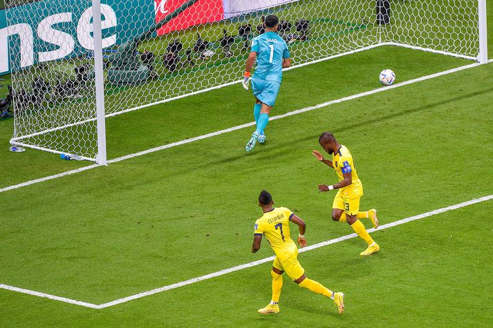 Enner Valencia fagnar hér fyrra marki sínu í leiknum í dag.