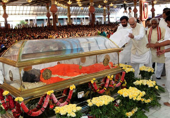 Fjöldi fólks vottaði hinum látna virðingu sína