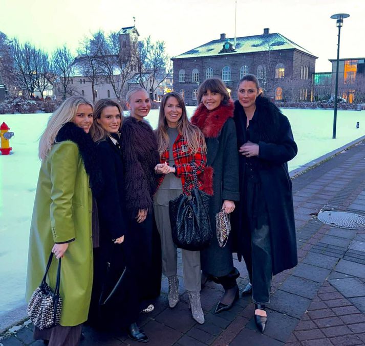 Miðflokkskonur klæddar upp og komnar á ról. Skemmtunin fór fram í gamla Sjálfstæðishúsinu Nasa við Austurvöll. Guðrún, Helga, Signý, Gunnþórunn Jónsdottir, Kristin Kolbrún og Nadine.