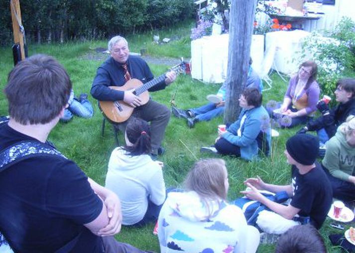 Árni Johnsen, við "brekkusöng" á heimili sínu í Breiðholtinu.