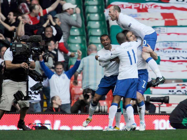 Englendingar fagna hér fyrra markinu sem Frank Lampard skoraði.