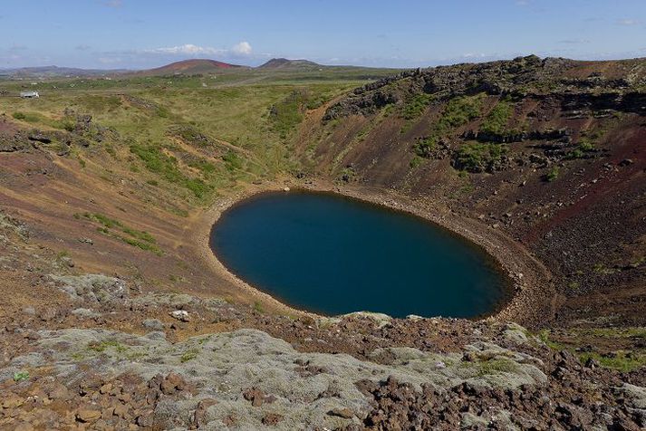 Deilt hefur verið um rétt landeigenda til að innheimta gjald fyrir aðgang að náttúruperlum. Slíkt gjald hefur verið innheimt frá því í fyrrasumar við Kerið í Grímsnesi.