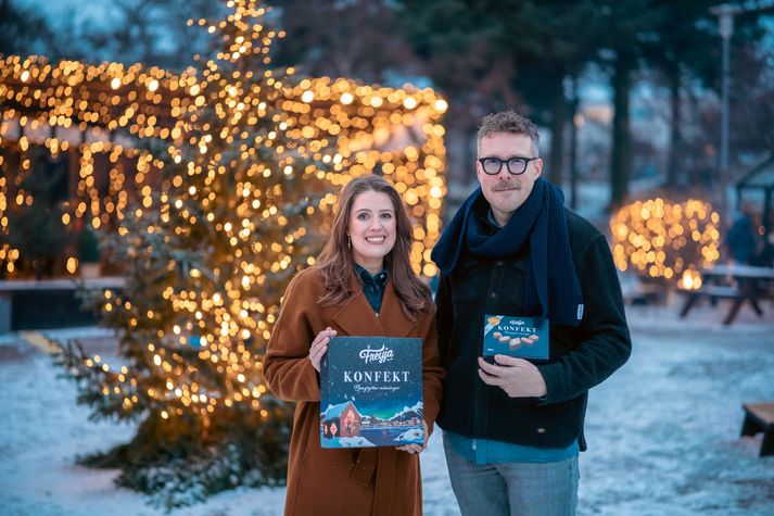 Helena Gunnars Marteinsdóttir markaðsstjóri og Pétur Thor Gunnarsson framkvæmdastjóri Freyju eru vel undirbúin fyrir jólin. Á dögunum kynnti fyrirtækið fimm glænýja konfektmola, nýjar umbúðir og glænýtt undurfagurt útlit á molunum.