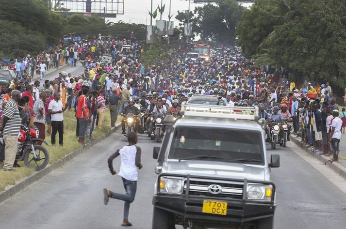 Þúsundir komu saman í Dar es Salaam á sunnudag til að minnast forsetans fyrrverandi.