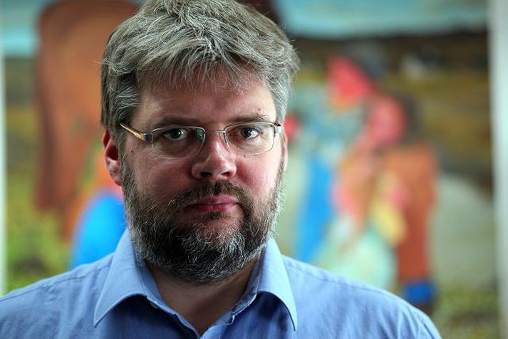 Fálkabransinn er ógnarstór en valdamiklir menn fyrir botni Persaflóa eru reiðubúnir til að borga mikinn pening fyrir fálka. Örn Marinó Arnarson og Þorkell Harðarson hafa gert heimildarmynd um þennan iðnað og voru hársbreidd frá því að komast í kynni við Osama Bin Laden.