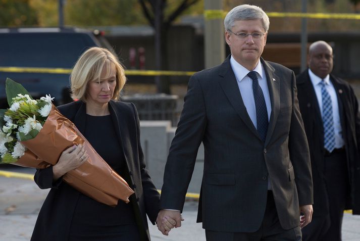 Stephen Harper og Laureen kona hans koma á árásarstaðinn í dag.