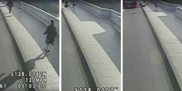 Maðurinn virðist hrinda konunni fyrir vagninn.