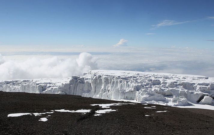Jökull á Kilimanjaro-fjalli hverfur að líkindum fyrir miðja öldina ásamt hinum tveimur stóru íshellunum í austanverðri Afríku.