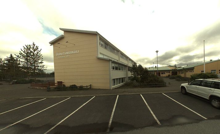 Maðurinn lét illa á göngum Öldutúnsskóla.