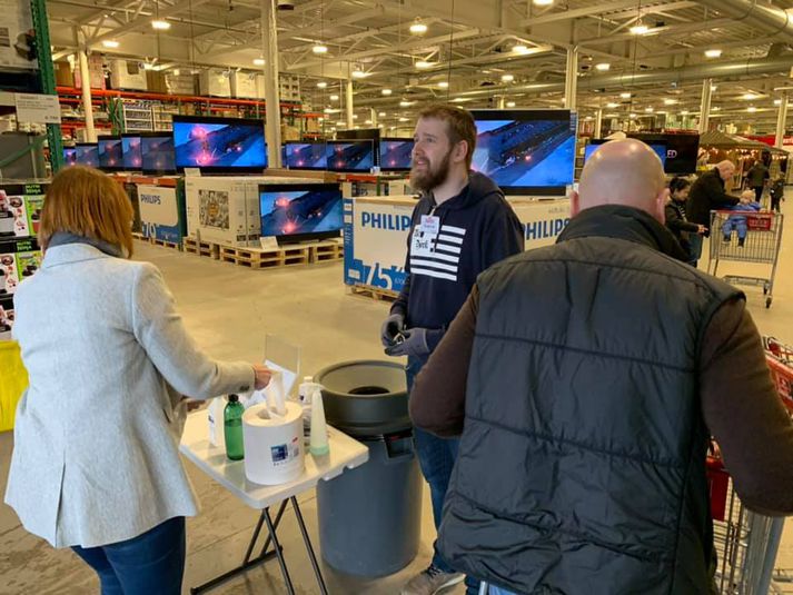 Viðskiptavinir Costco eru vel sprittaðir þessa daganna.