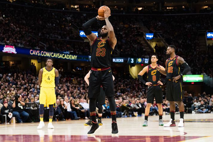 LeBron James reynir við eitt af 46 stigum sínum í leiknum