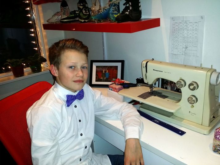 Vilhelm Ottó Biering Ottósson er sáttur við saumavélina sem hann fékk frá ömmu sinni.
