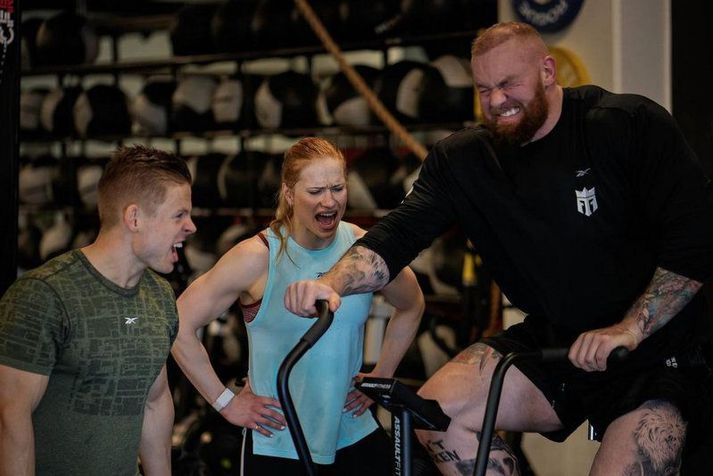 Anníe Mist Þórisdóttir og Frederik Ægidius hvetja Hafþór Júlíus Björnsson hér áfram.