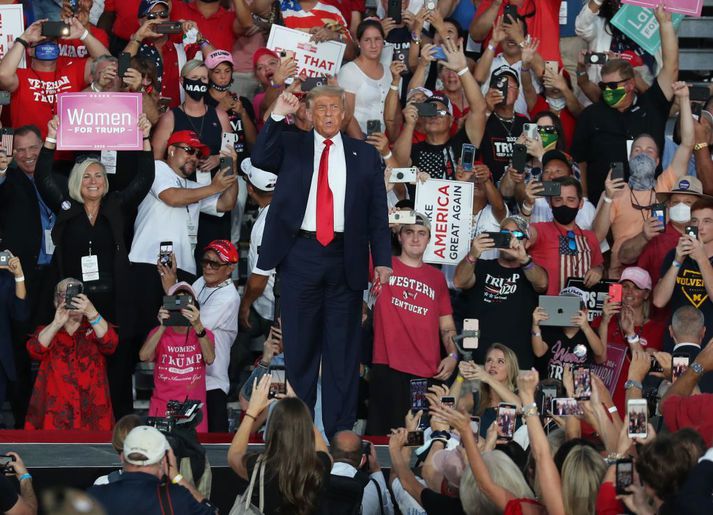 Donald Trump á kosningafundinum í gær. Eins og sést á myndinni voru ekki margir stuðningsmanna hans með grímur.