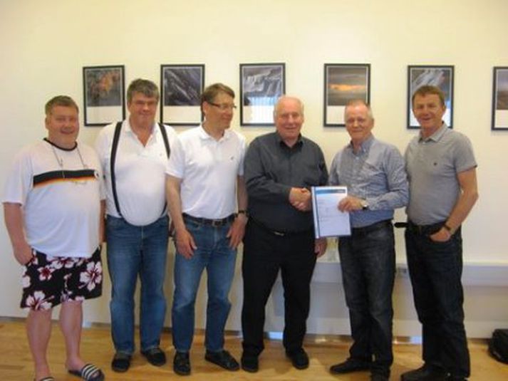 Jón Þór Hallgrímsson, Andrés Óskarsson, Pétur Hafsteinn Pálsson, Páll H. Pálsson, Óskar Óskarsson og Guðjón Stefánsson við undirritun samningsins.