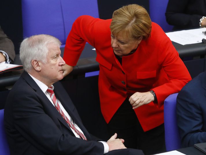 Angela Merkel Þýskalandskanslari ræðir við innanríkisráðherrann og leiðtoga CSU, Horst Seehofer.