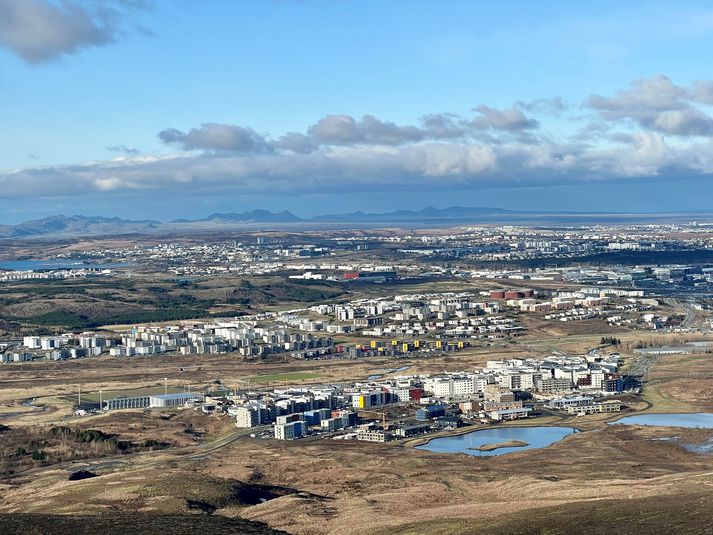 Framan af degi verður suðaustan átta til þrettán metrar á sekúndu og rigning eða slydda á Suður- og Vesturlandi.