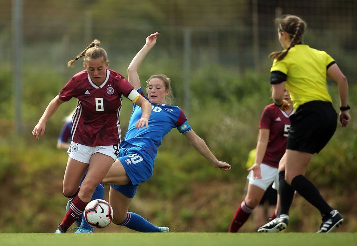 Karólína Lea Vilhjálmsdóttir í leik U-19 ára liða Íslands og Þýskalands fyrir tveimur árum. Íslendingar unnu 2-0 sigur.