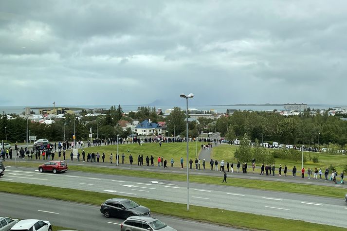 Talsverð röð hefur myndast fyrir utan höllina, líkt og oft áður á bólusetningardögum.