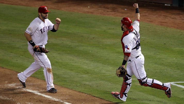 Mike Napoli, til hægri, var hetja Texas Rangers í nótt.