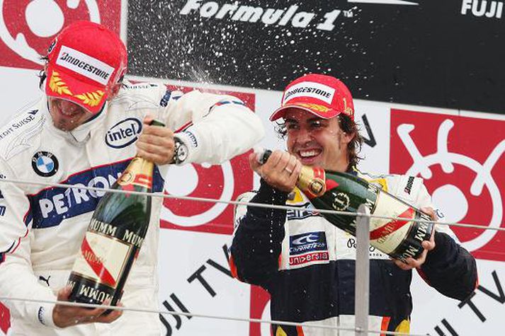 Vinirnir Fernando Alonso og Robert Kubica fagna verðlaunasætum sínum á Fuji brautinni í nótt.