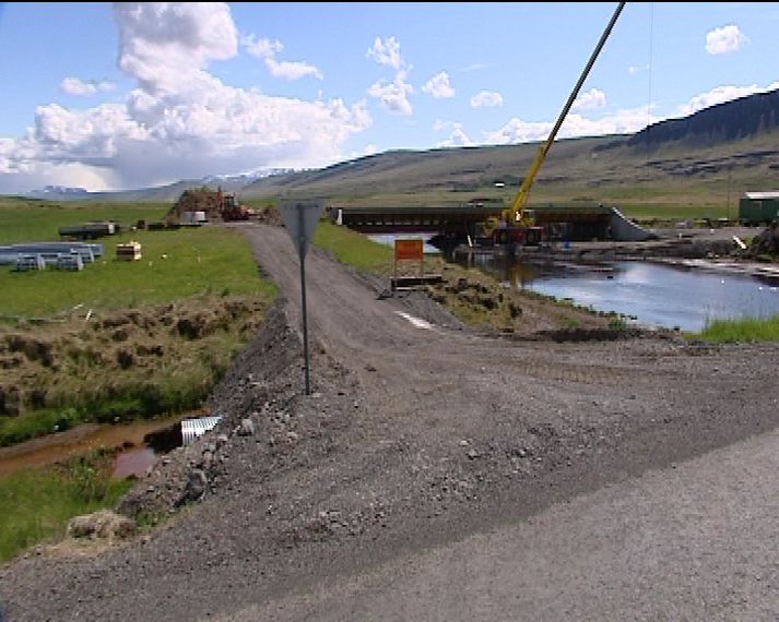 Nýja brúin í Reykholtsdal hefur staðið tilbúin frá því í vor.