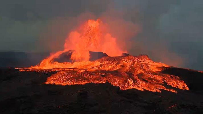 Hraunið flæddi yfir gígbarmana til allra átta í öflugustu goskviðunum í gærkvöldi.