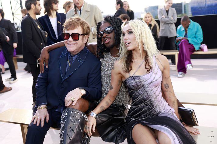 Miley Cyrus í góðum félagsskap Lil Nas X og Elton John. Sá síðarnefndi er um þessar mundir að halda kveðjutónleika fyrir aðdáendur sína víða um heim og heldur t.a.m. ferna tónleika í París undir lok mánaðarins. Miley Cyrus kann að hafa haldið sína kveðjutónleika nú þegar.