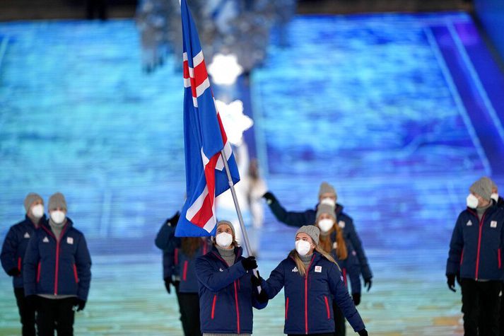 Kristrún Guðnadóttir og Sturla Snær Snorrason voru fánaberar Íslands á setningarathöfn Vetrarólympíuleikanna í Peking í dag.