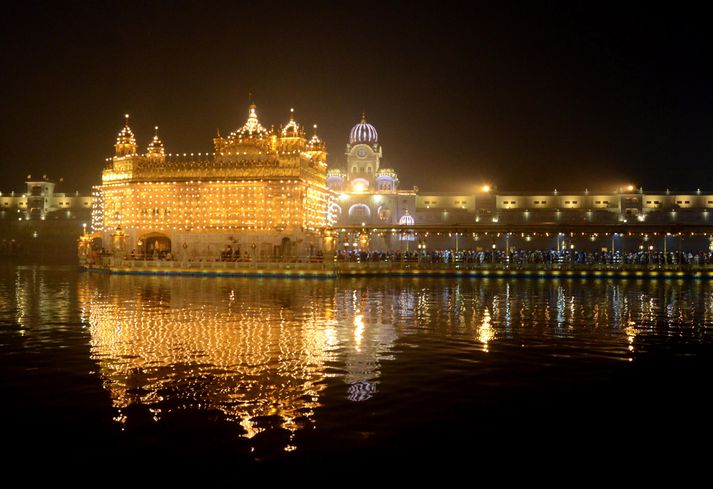 Gullna hofið er heilagasti staður Síka og er í borginni Amritsar á Indlandi.