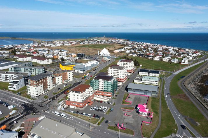 Vísitala íbúðaverðs sýnir breytingar á vegnu meðaltali fermetraverðs en samkvæmt uppfærðum tölum Þjóðskrár hefur vísitalan hækkað um 16,1 prósent síðastliðna sex mánuði.